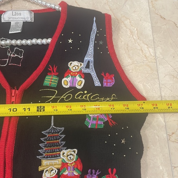 Christmas knit vest with zipper featuring landmarks from around the World - Picture 10 of 11